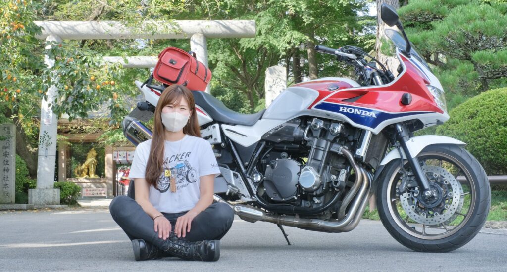 AMBOOTシートバッグ ディープレッドをCB1300SBに装着した様子