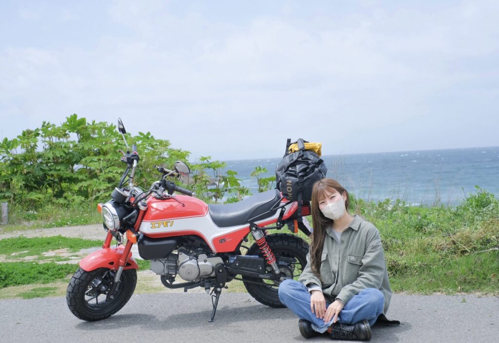 海沿いでIRON JIA'S 30Lを積んだモンキー125と筆者（九州ツーリング）