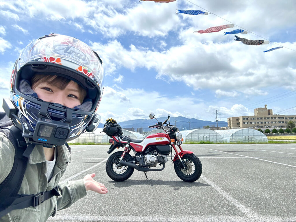 モンキー125の前でヘルメットとアクションカメラを装着した筆者