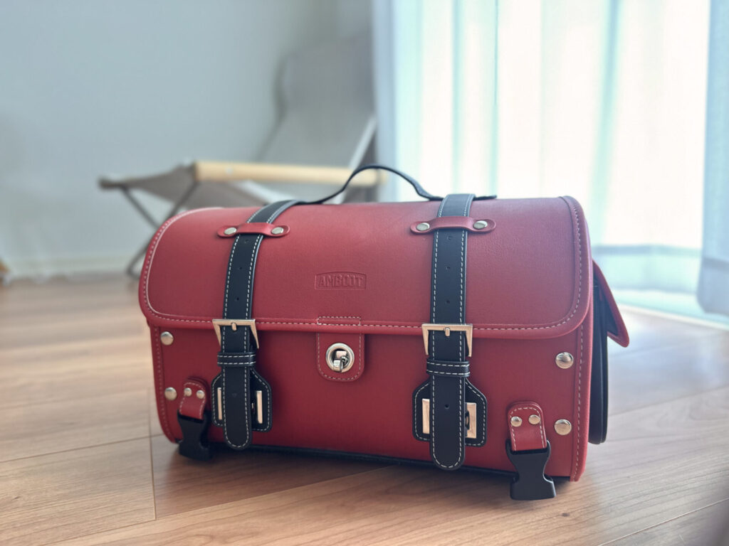 【AMBOOTシートバッグを1年使ったレビュー】クラシカルで可愛い11L のアイキャッチ画像