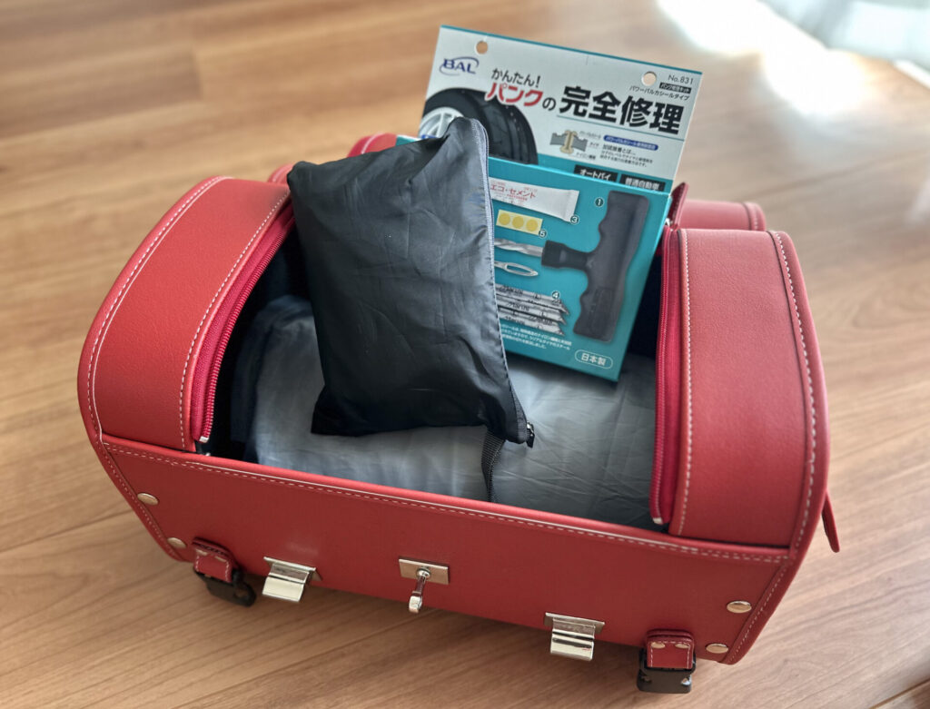 AMBOOTシートバッグの中身。雨具やパンク修理キットを収納した状態