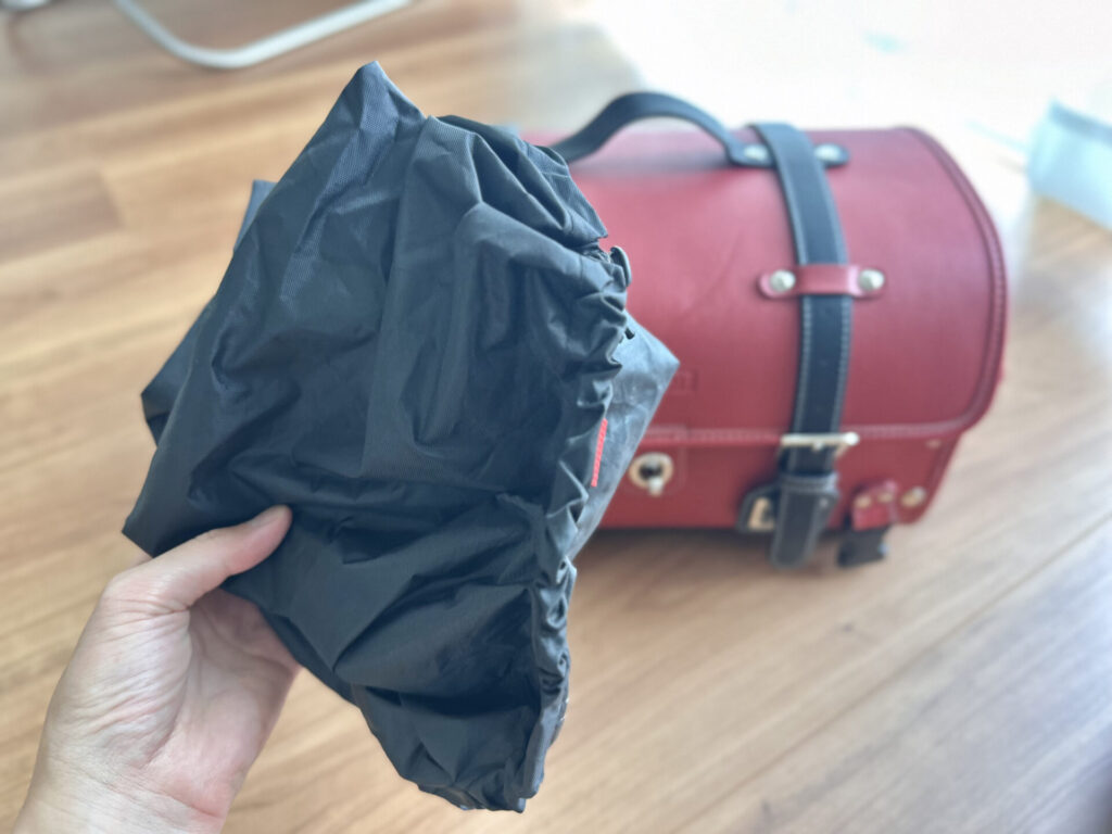 AMBOOTシートバッグに付属する専用レインカバー