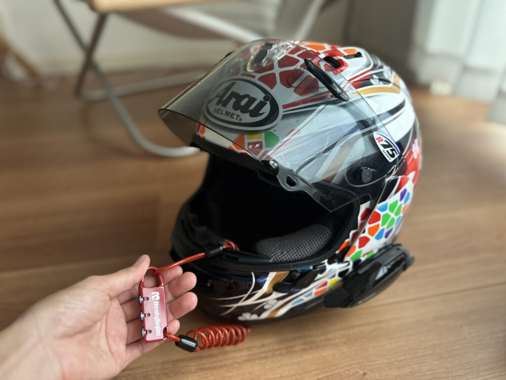 AraiヘルメットにDLK120のワイヤーを通してバイクに固定した様子