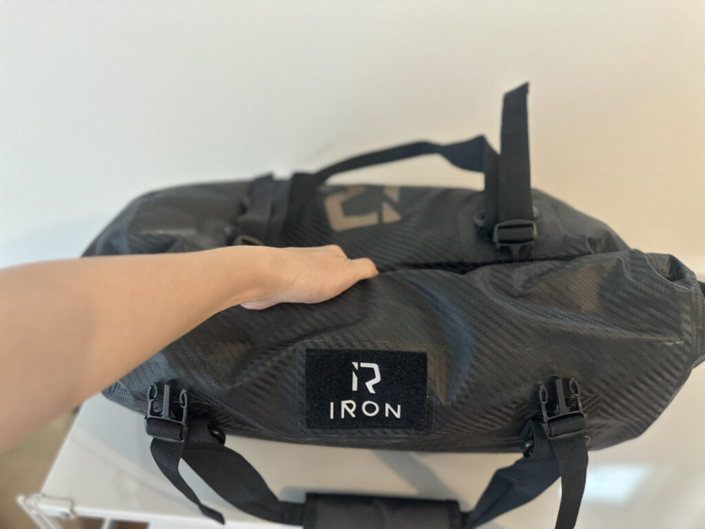 IRON JIA'S 30Lのロールトップを巻いて閉じる手元