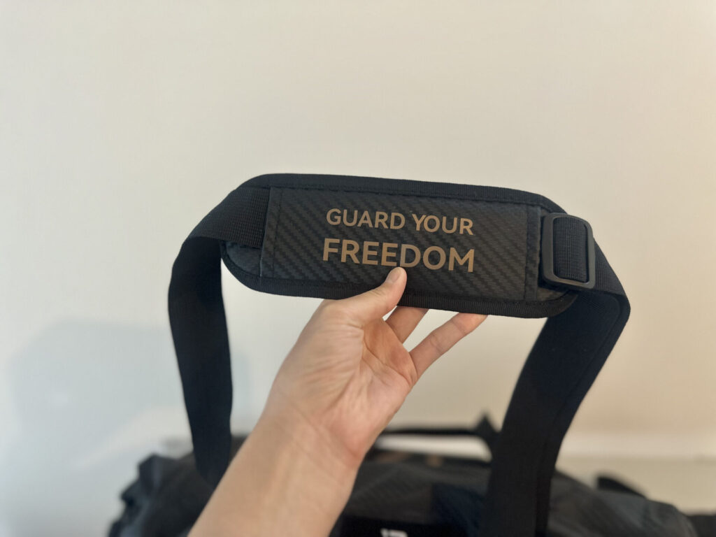 ショルダーストラップの「GUARD YOUR FREEDOM」ロゴ