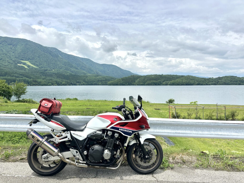 AMBOOTシートバッグを装着したCB1300SBでのツーリング風景