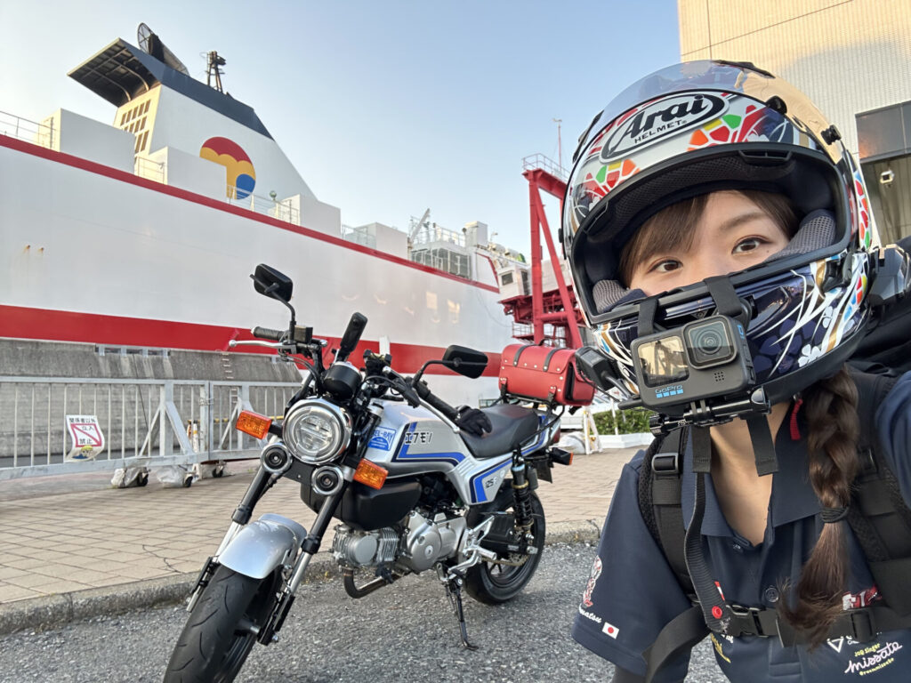 AMBOOTシートバッグを積んだ小型バイクとフェリー。1週間の九州ツーリングにて