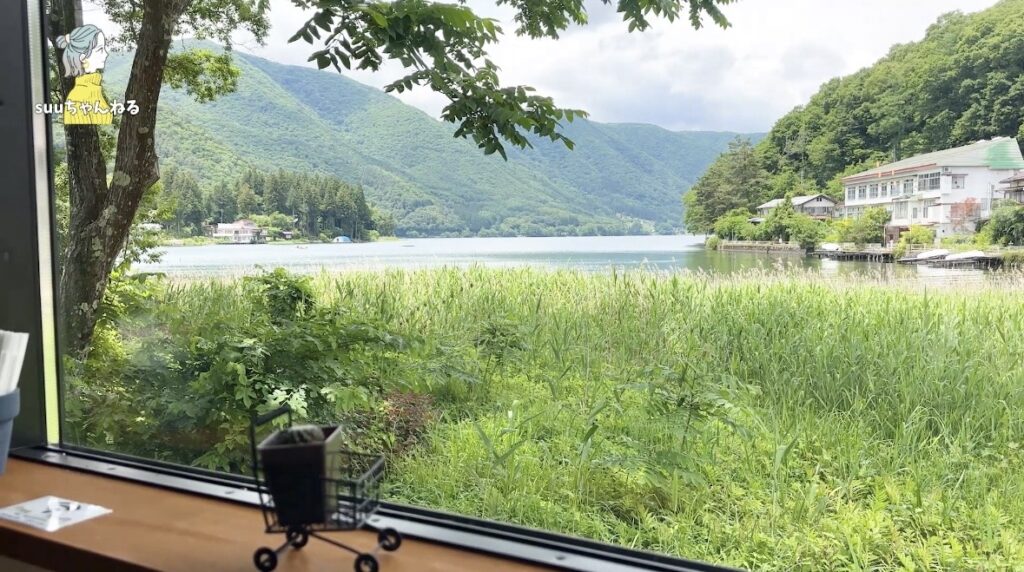ねまるちゃテラスの窓側席から一望する木崎湖