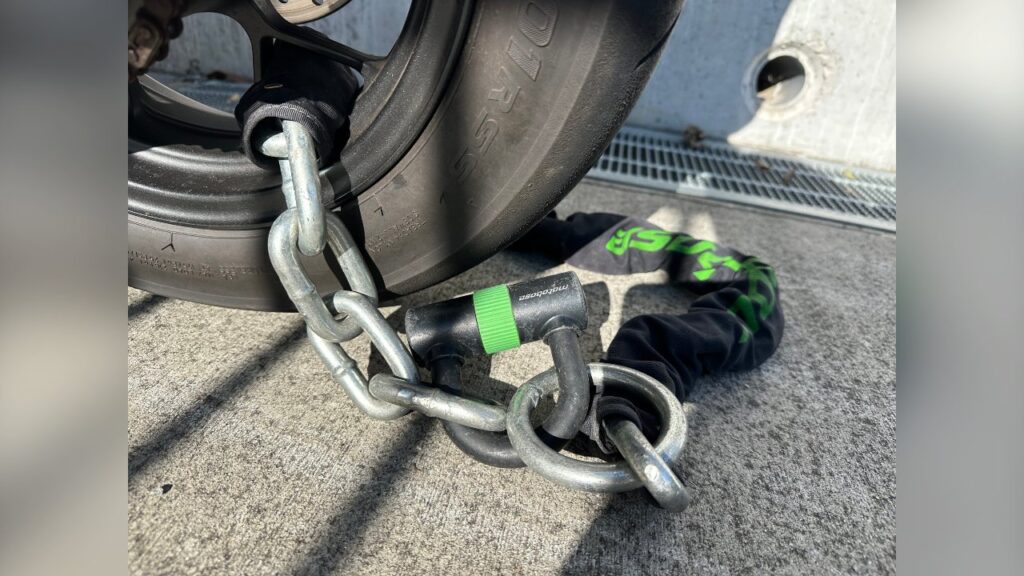 バイクチェーンロックのかけ方・選び方｜長さの目安と地球ロックのコツ のアイキャッチ画像