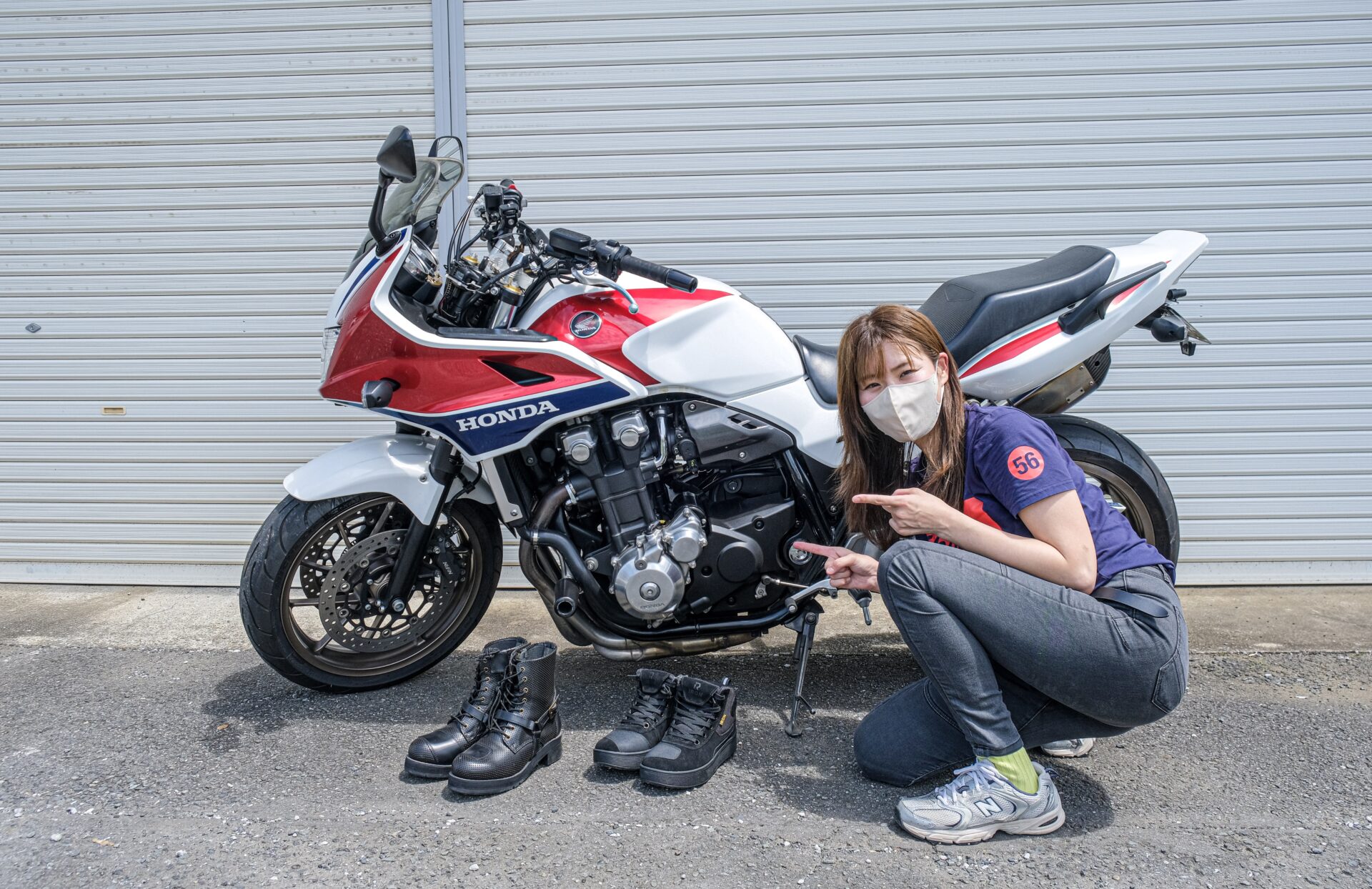 CB1300SBの横で厚底ライディングブーツと厚底ライディングシューズを見比べるsuu