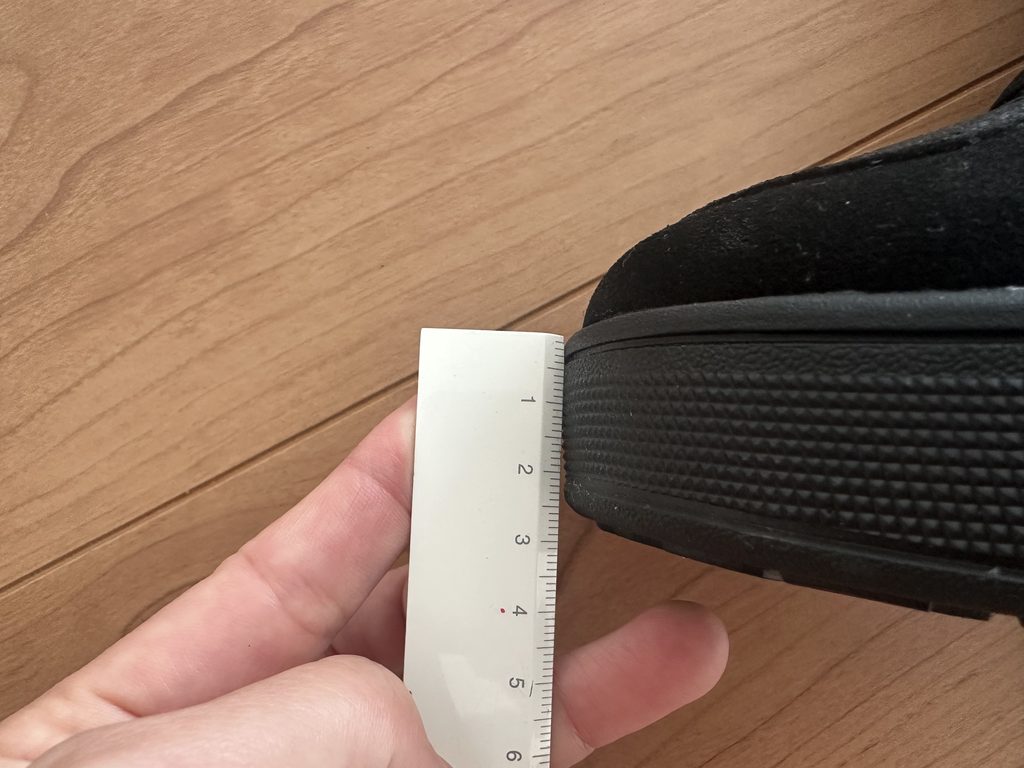 厚底ライディングシューズのソールの厚みを定規で実測しているところ