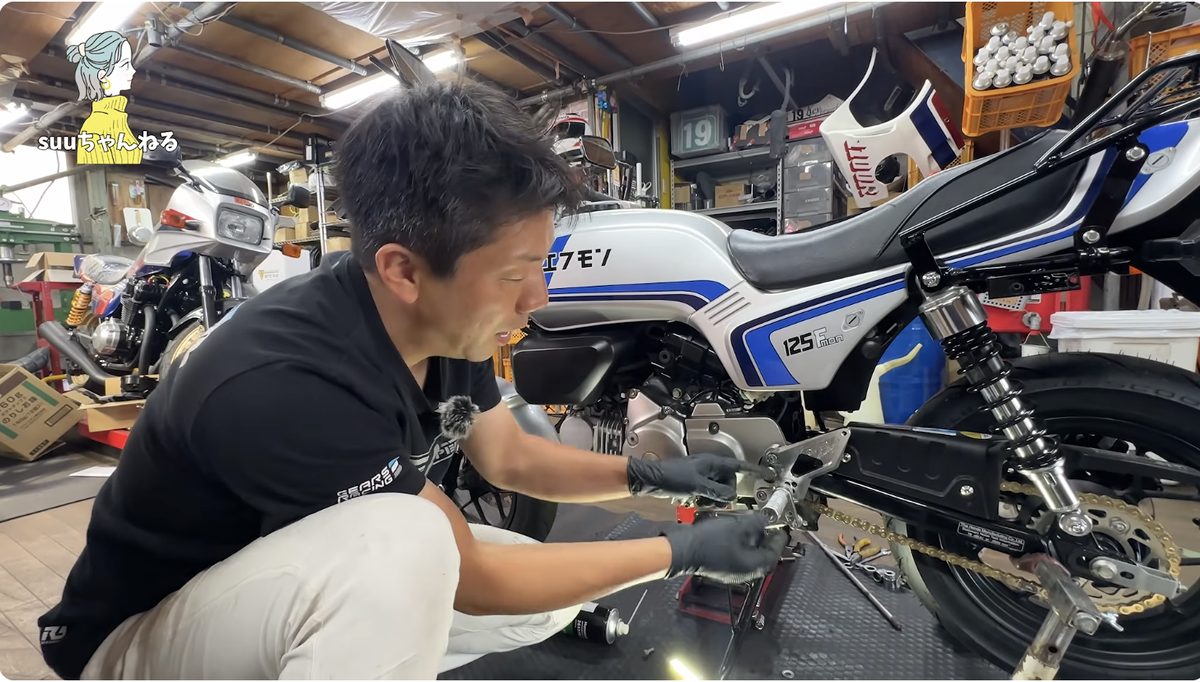 TTRモータースでOVER RACINGバックステップを取り付ける様子